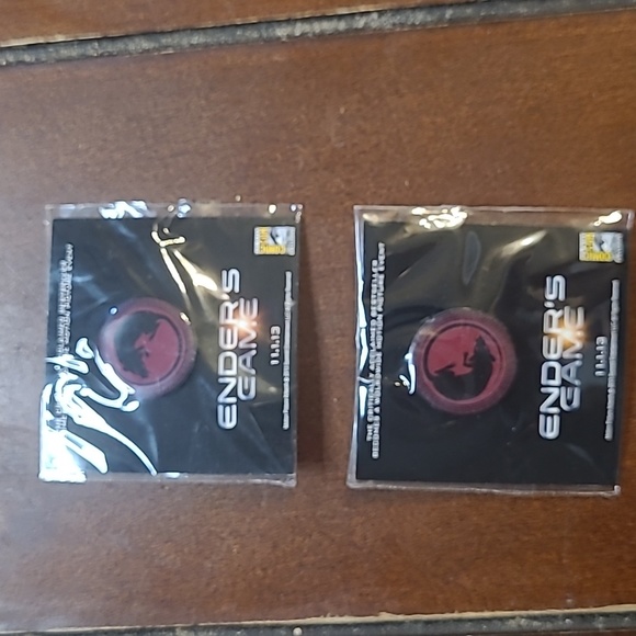 Set of 2 SDCC Ender's Game pins - Picture 1 of 1